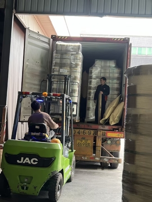 Proteggi e migliora i tuoi prodotti senza sforzo con la pellicola di laminazione a contatto morbido per imballaggi.