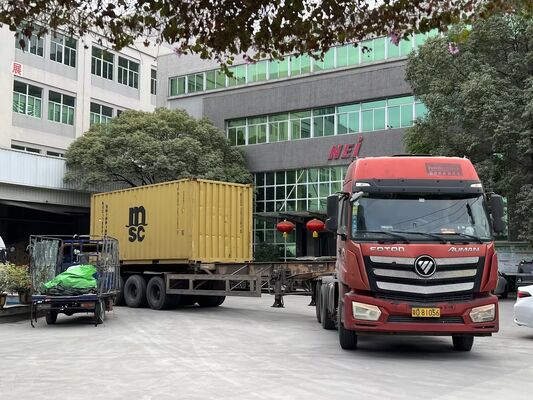 Film PET metallizzato personalizzato con resistenza al calore fino a 110 °C e superficie riflettente liscia per imballaggi e laminazione