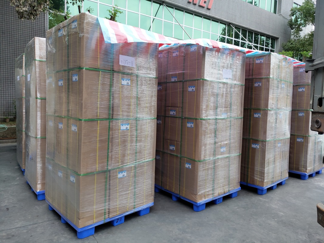 Film di laminazione termica con matrice adesiva polimerica avanzata e strato PET otticamente ingegnerizzato per la resistenza all'abrasione