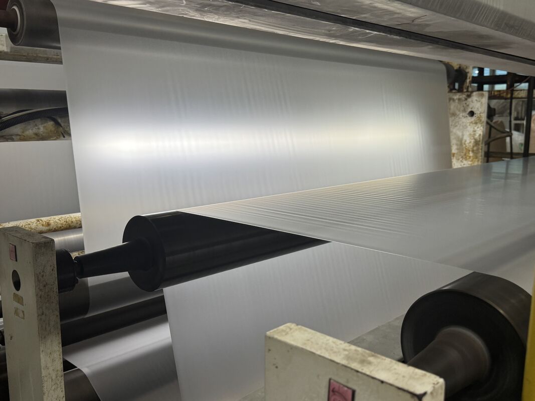 Pellicola di laminazione termica PET lucida con nucleo di carta personalizzabile e resistenza alle temperature fino a 130 °C per imballaggi durevoli