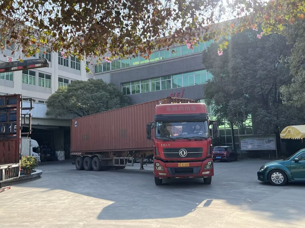 Film di laminazione termica in PET con adesivo attivato dal calore e durezza morbida per applicazioni fino a 2200 mm di larghezza