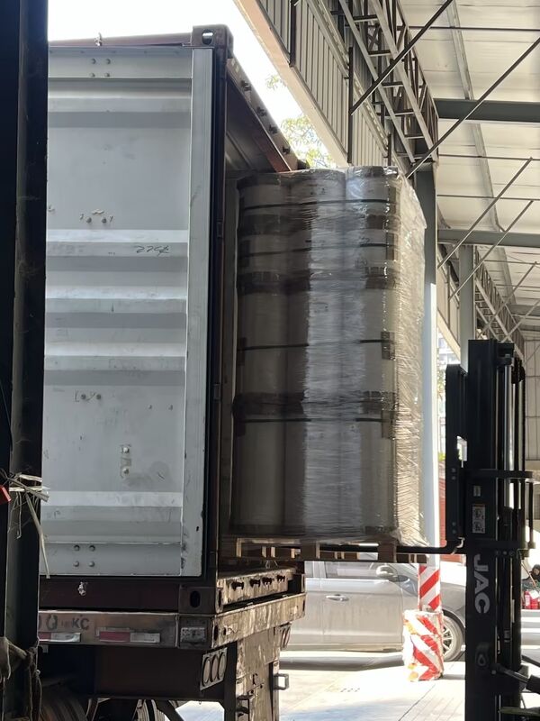 Film PET metallizzato con resistenza al calore fino a 110 °C, peso personalizzato e superficie riflettente liscia per imballaggi e laminazioni alimentari