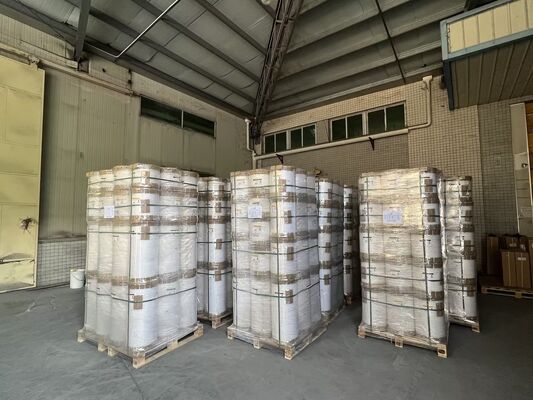 Film di laminazione termica PET lucido di larghezza 2200 mm e resistenza alle temperature a 130°C per una protezione superiore