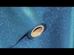 Eleganza scintillante: pellicola laminazione blu luccicante in azione!