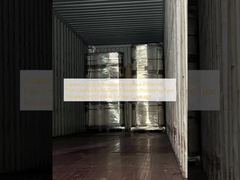 Pellicola protettiva superficiale con eccellente resistenza ai graffi, creata tramite un processo di estrusione multipla, che garantisce una copertura superficiale durevole.